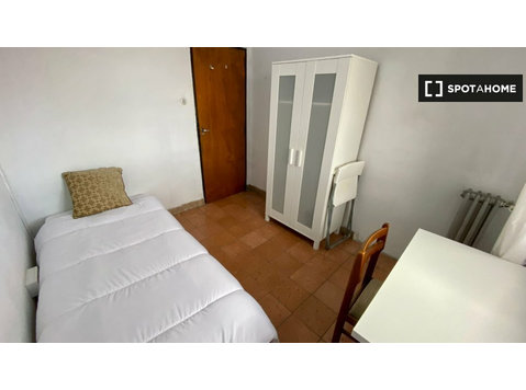 Chambre à louer dans un appartement de 6 chambres à Madrid - À louer