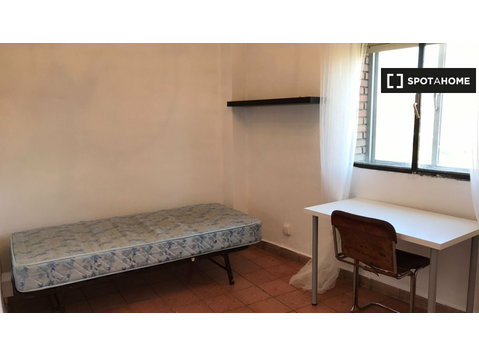 Zimmer zu vermieten in 6-Zimmer-Wohnung in Madrid - Zu Vermieten