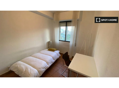 Pokój do wynajęcia w apartamencie z 6 sypialniami w Madrycie - Do wynajęcia