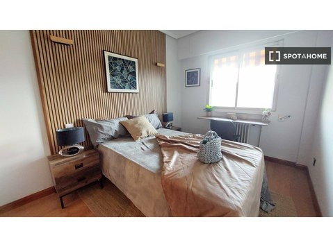 Room for rent in 6-bedroom apartment in Madrid - For Rent