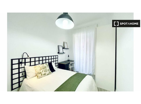 Malasaña, Madrid'de 6 yatak odalı dairede kiralık oda - Kiralık