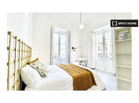Zimmer zu vermieten in 6-Zimmer-Wohnung in Malasaña, Madrid - Zu Vermieten