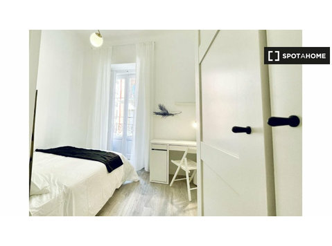 Alugo quarto em apartamento de 6 quartos em Malasaña, Madrid - Aluguel