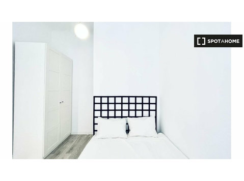 Malasaña, Madrid'de 6 yatak odalı dairede kiralık oda - Kiralık