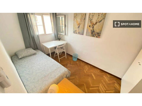 Madrid Portazgo'da 6 yatak odalı dairede kiralık oda - Kiralık