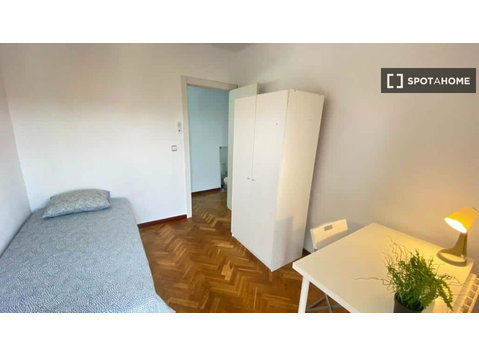 Madrid Portazgo'da 6 yatak odalı dairede kiralık oda - Kiralık