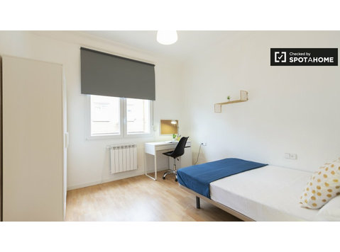 Room for rent in 6-bedroom apartment in Puente de Vallecas - Te Huur