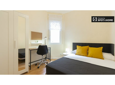Room for rent in 6-bedroom apartment in Puente de Vallecas - 出租