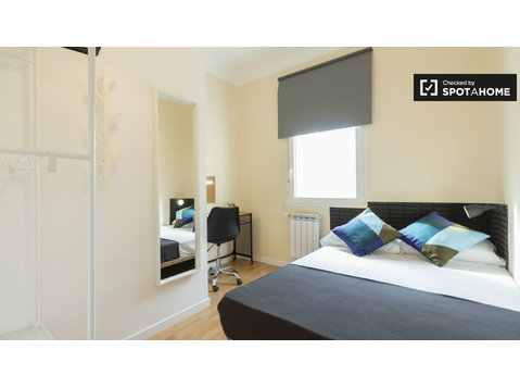 Room for rent in 6-bedroom apartment in Puente de Vallecas - Til leje
