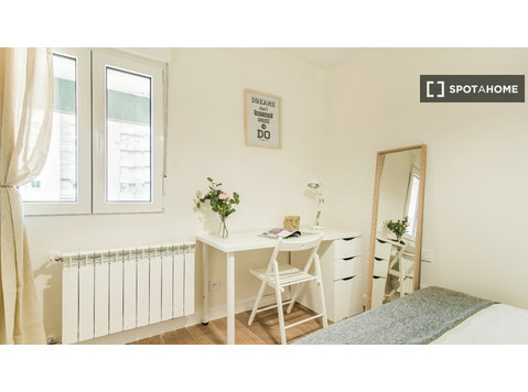 Room for rent in 6-bedroom apartment in Retiro, Madrid - Аренда