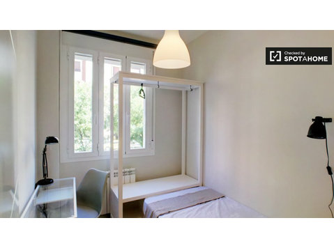 Room for rent in 6-bedroom apartment in Retiro, Madrid - For Rent