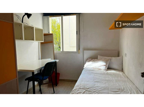Ríos Rosas, Madrid'de 6 yatak odalı dairede kiralık oda - Kiralık