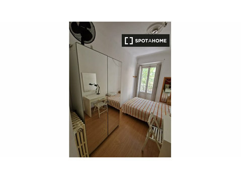 Camera in affitto in appartamento con 7 camere da letto ad… - In Affitto