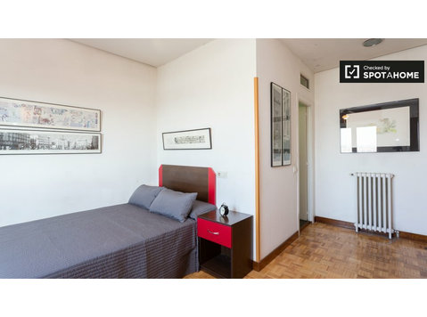 Pokój do wynajęcia w apartamencie z 7 sypialniami w Atocha,… - Do wynajęcia