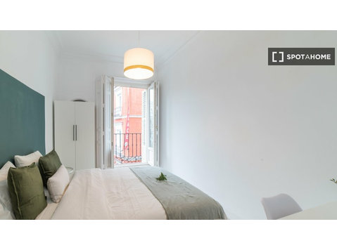 Room for rent in 7-bedroom apartment in Centro, Madrid - Na prenájom