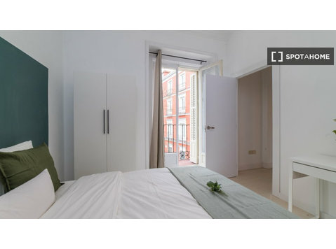 Room for rent in 7-bedroom apartment in Centro, Madrid - For Rent