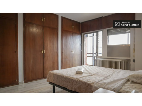 Quarto para alugar em apartamento de 7 quartos em… - Aluguel