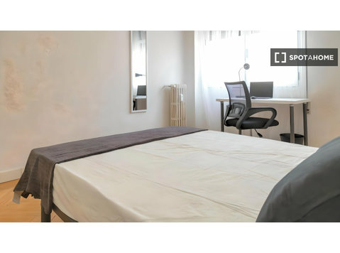 Aluga-se quarto em apartamento de 7 quartos em Chamberí,… - Aluguel
