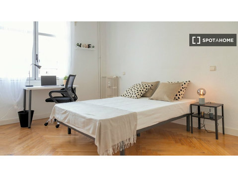 Madrid, Chamberí'de 7 yatak odalı dairede kiralık oda - Kiralık