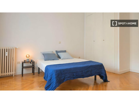 Zimmer zu vermieten in einer 7-Zimmer-Wohnung in Chamberí,… - Zu Vermieten