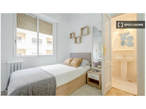 Stanza in affitto in appartamento con 7 camere da letto a… - In Affitto