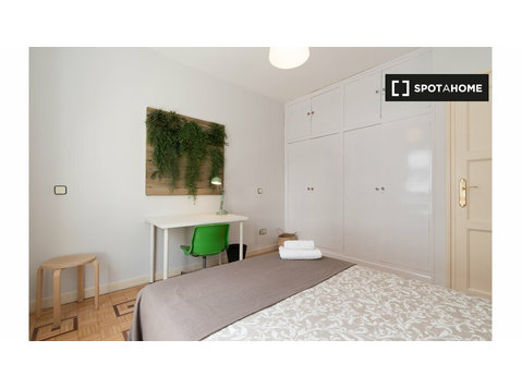 Guindalera, Madrid'de 7 yatak odalı dairede kiralık oda - Kiralık