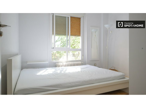 Room for rent in 7-bedroom apartment in Guindalera, Madrid - Vuokralle