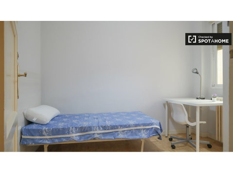 Room for rent in 7-bedroom apartment in Guindalera, Madrid - Под наем