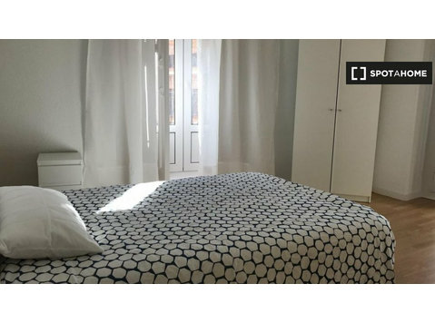 Zimmer zu vermieten in 7-Zimmer-Wohnung in La Latina, Madrid - Zu Vermieten
