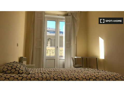 Room for rent in 7-bedroom apartment in La Latina, Madrid - Za iznajmljivanje