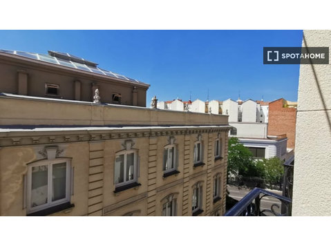 Se alquila habitación en apartamento de 7 dormitorios en La… - Alquiler