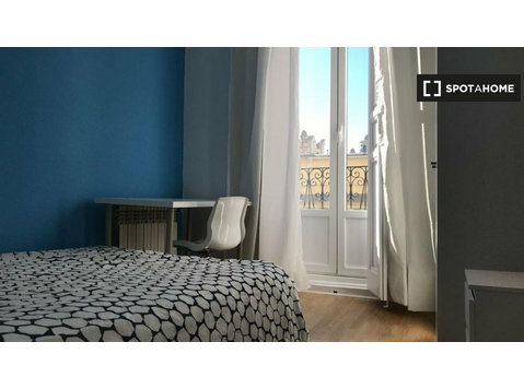 Room for rent in 7-bedroom apartment in La Latina, Madrid - Na prenájom