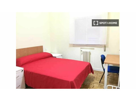 Se alquila habitación en piso de 7 habitaciones en… - Alquiler