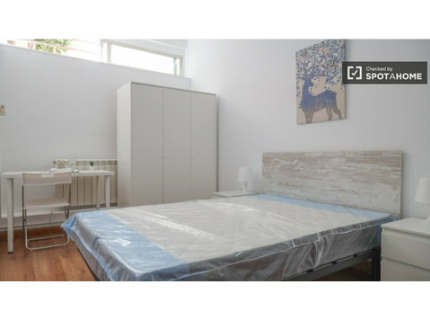 Se alquila habitación en piso de 7 dormitorios en Madrid - Alquiler