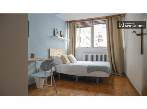 Room for rent in 7-bedroom apartment in Madrid - Na prenájom