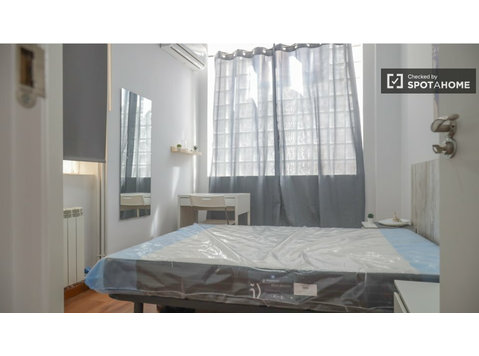 Room for rent in 7-bedroom apartment in Madrid - השכרה