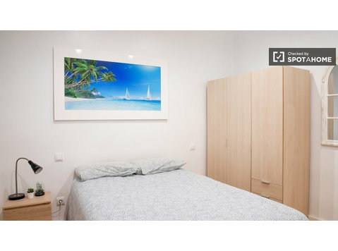 Madrid'de 7 yatak odalı dairede kiralık oda - Kiralık