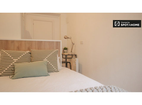Pokój do wynajęcia w 7-pokojowym mieszkaniu w Madrycie,… - Do wynajęcia