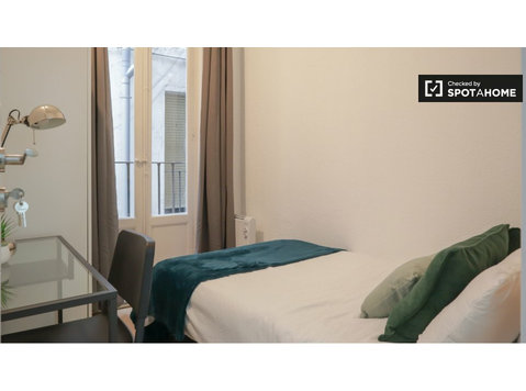Madrid, Madrid'de 7 yatak odalı dairede kiralık oda - Kiralık