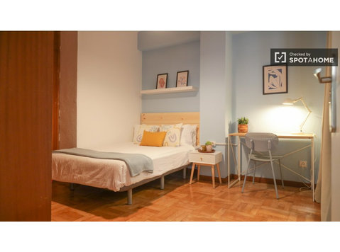 Zimmer zu vermieten in einer 7-Zimmer-Wohnung in Madrid - Zu Vermieten