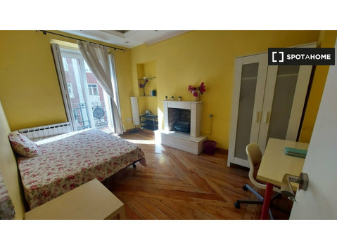 Zimmer zu vermieten in 7-Zimmer-Wohnung in Malasaña - Zu Vermieten