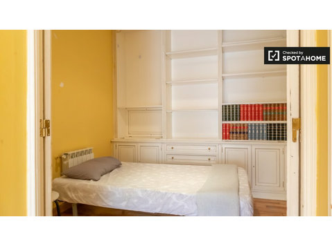 Malasaña'da 7 yatak odalı dairede kiralık oda - Kiralık