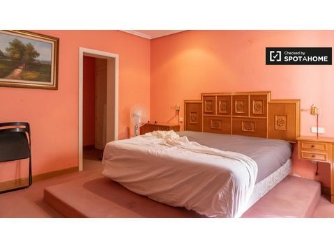 Quarto para alugar em apartamento de 7 quartos em Malasaña - Aluguel