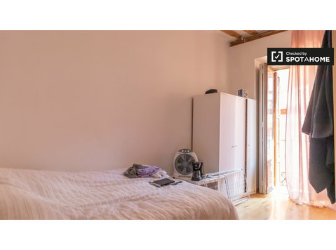 Zimmer zu vermieten in 7-Zimmer-Wohnung in Malasaña, Madrid - Zu Vermieten