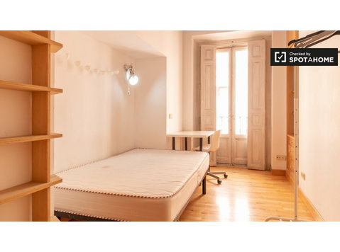Room for rent in 7-bedroom apartment in Malasaña, Madrid - Ενοικίαση