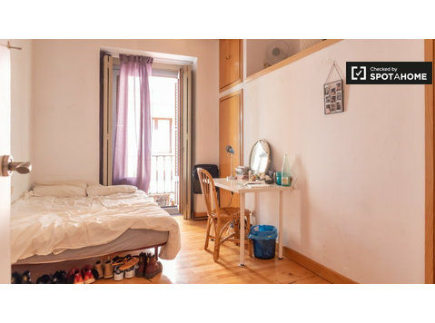 Malasaña, Madrid 7 odalı dairede kiralık oda - Kiralık