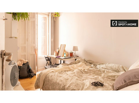 Malasaña, Madrid 7 odalı dairede kiralık oda - Kiralık
