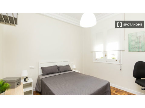 Room for rent in 7-bedroom apartment in Moncloa, Madrid - เพื่อให้เช่า