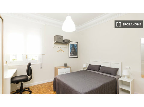 Room for rent in 7-bedroom apartment in Moncloa, Madrid - Vuokralle
