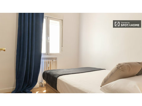 Chambre à louer dans un appartement de 7 chambres à… - À louer